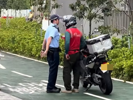 安達臣男單車徑推電單車遇截,對警員大喝「唔好掂到我」。(車cam L(香港群組))