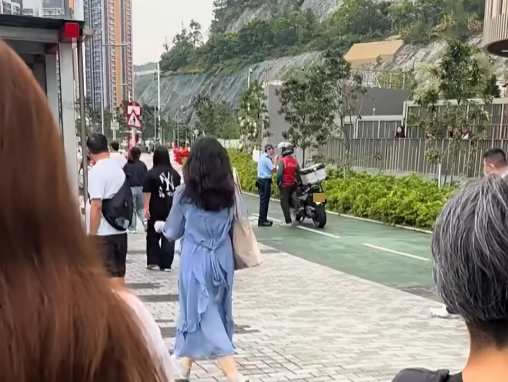 安達臣男單車徑推電單車遇截,對警員大喝「唔好掂到我」。(車cam L(香港群組))