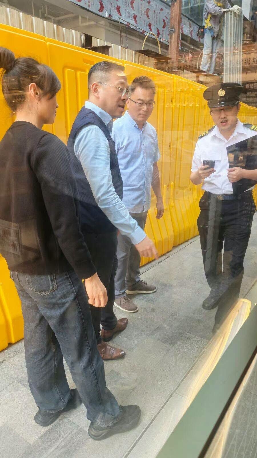 區議員林德成與食環署總監、商場管理公司代表、場內物管負責人到場實地視察。(林德成議員辦事處)
