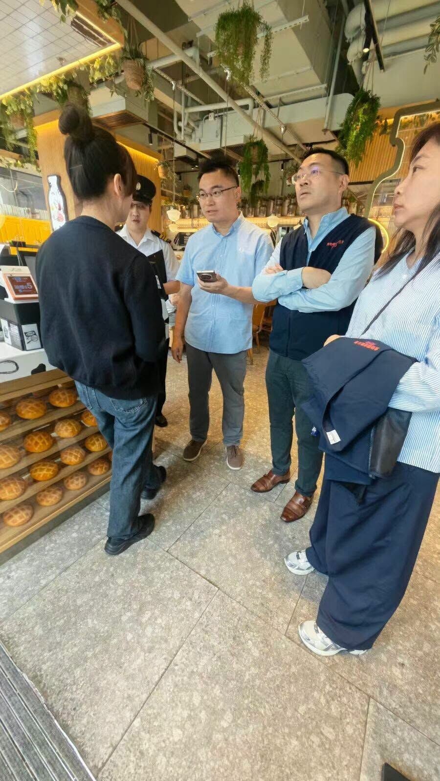 區議員林德成與食環署總監、商場管理公司代表、場內物管負責人到場實地視察。(林德成議員辦事處)
