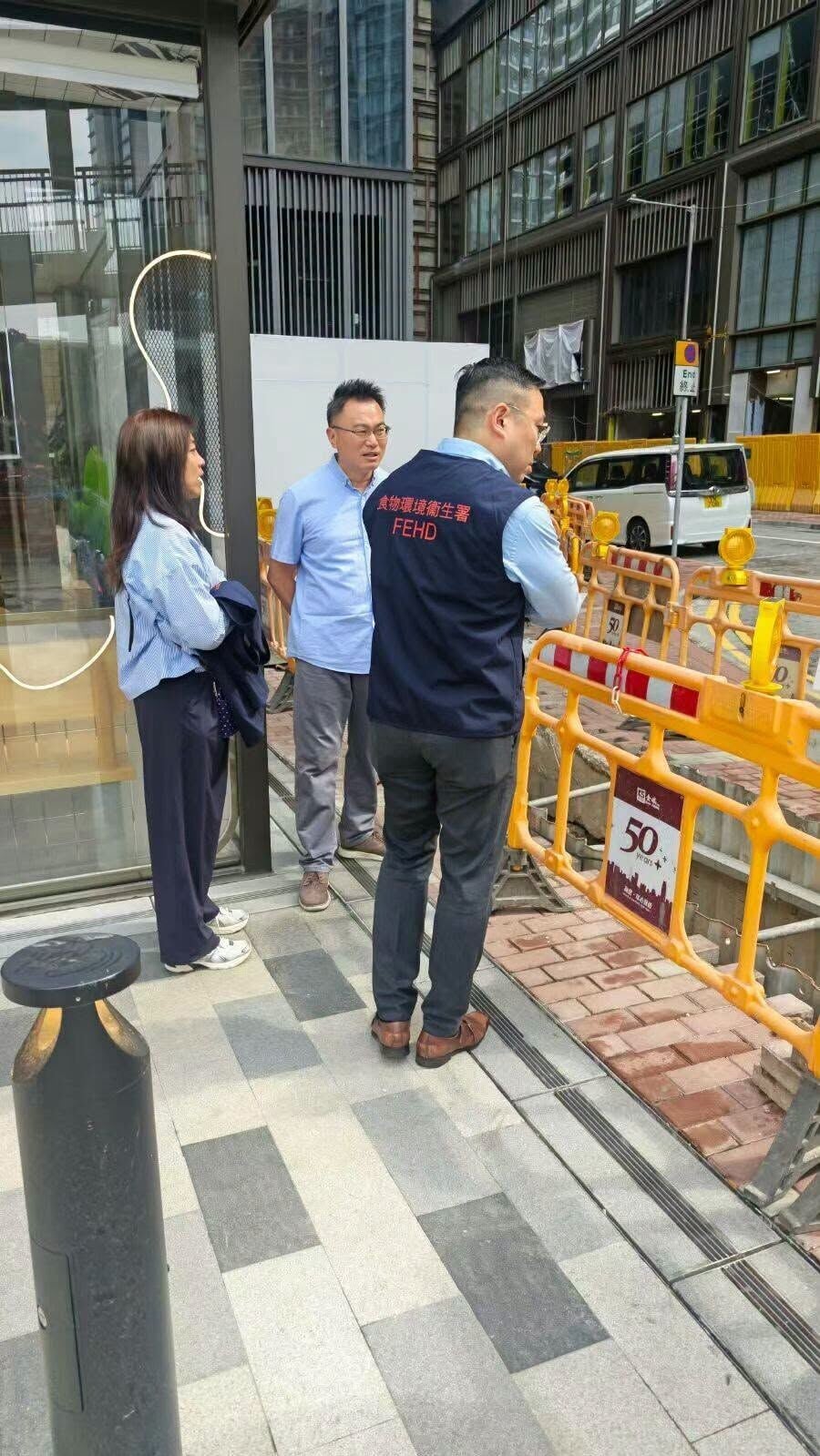 區議員林德成與食環署總監、商場管理公司代表、場內物管負責人到場實地視察。(林德成議員辦事處)