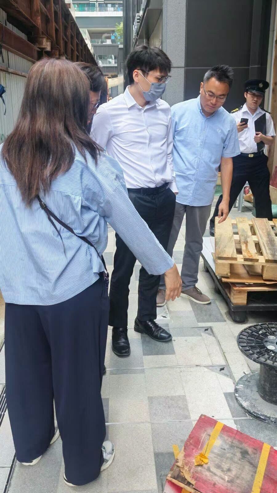 區議員林德成與食環署總監、商場管理公司代表、場內物管負責人到場實地視察。(林德成議員辦事處)