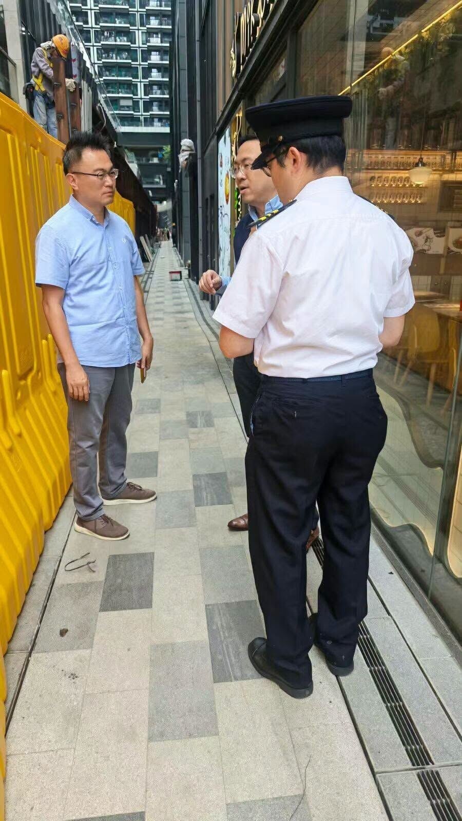 區議員林德成與食環署總監、商場管理公司代表、場內物管負責人到場實地視察。(林德成議員辦事處)