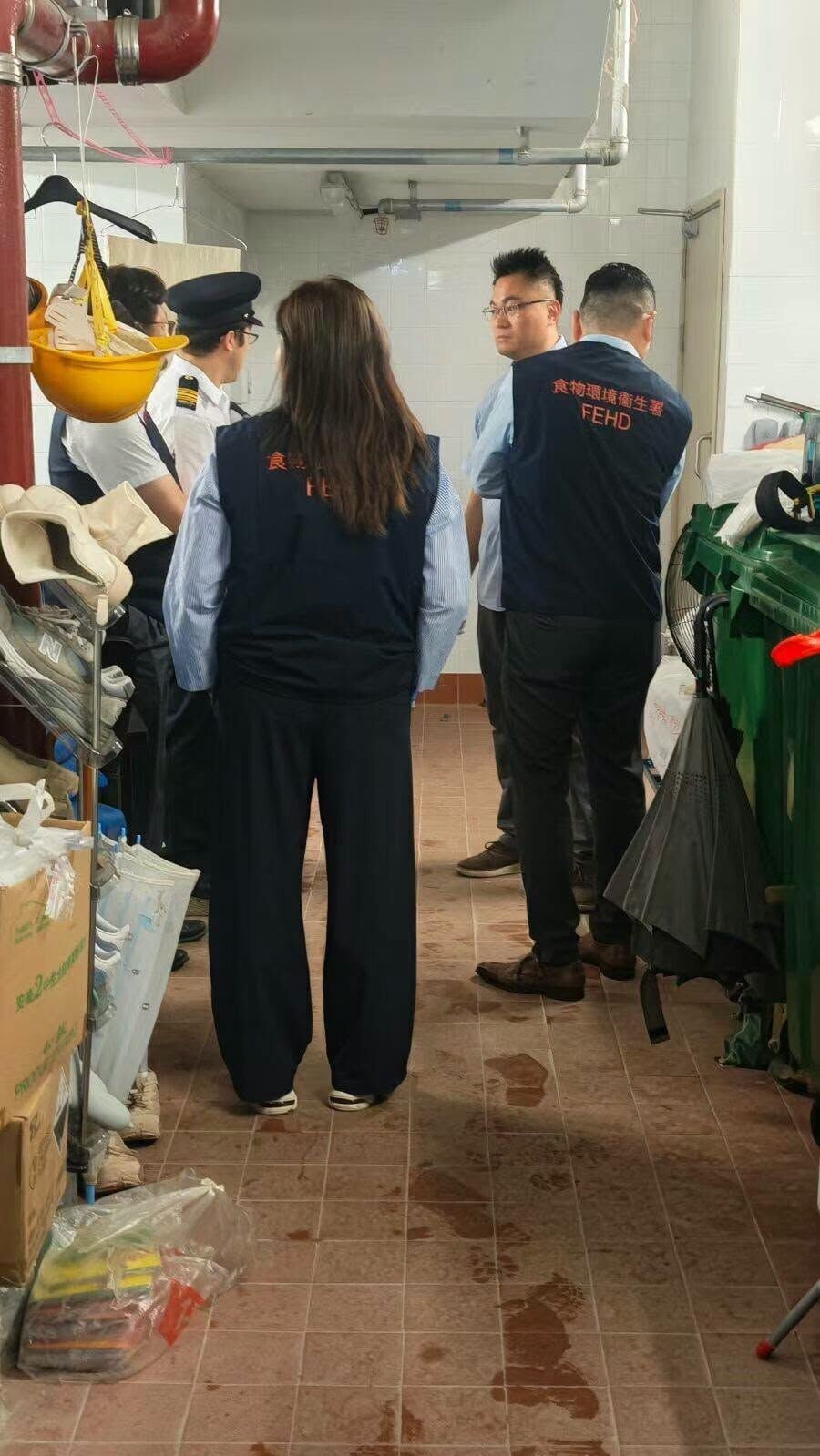 區議員林德成與食環署總監、商場管理公司代表、場內物管負責人到場實地視察。(林德成議員辦事處)