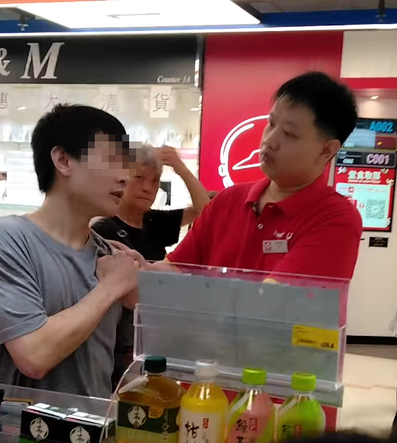 一名身穿印有「YLK」字樣灰色衫的男子,涉在華都商場OK便利店內盜竊,當場被便利店一男職員截獲。(Threads)