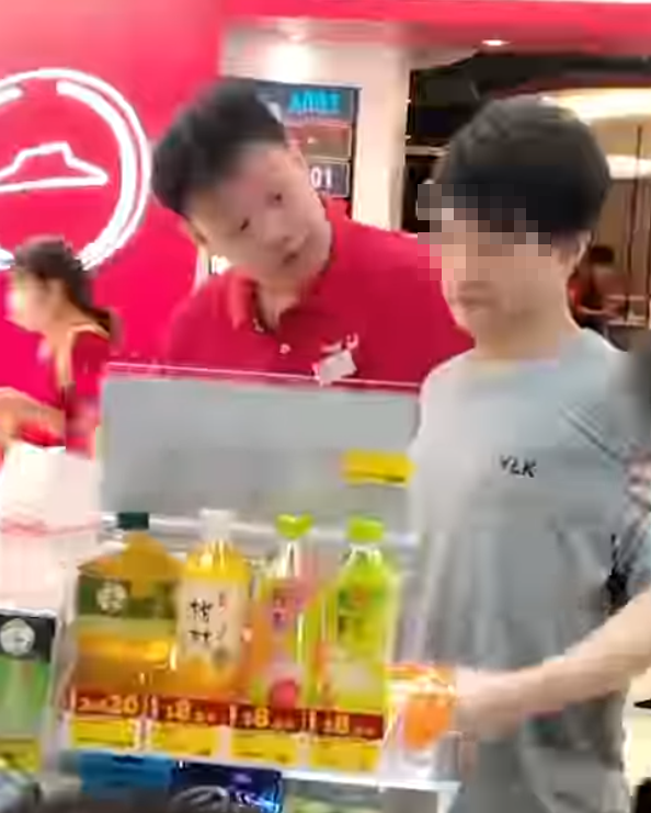 一名身穿印有「YLK」字樣灰色衫的男子,涉在華都商場OK便利店內盜竊,當場被便利店一男職員截獲。(Threads)