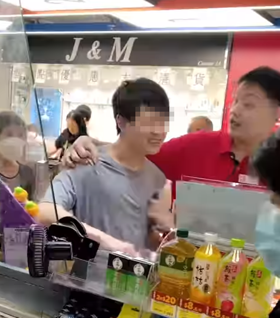 一名身穿印有「YLK」字樣灰色衫的男子,涉在華都商場OK便利店內盜竊,當場被便利店一男職員截獲。(Threads)