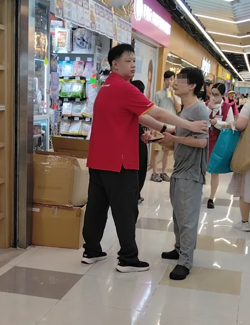 一名身穿印有「YLK」字樣灰色衫的男子,涉在華都商場OK便利店內盜竊,當場被便利店一男職員截獲。(Threads)