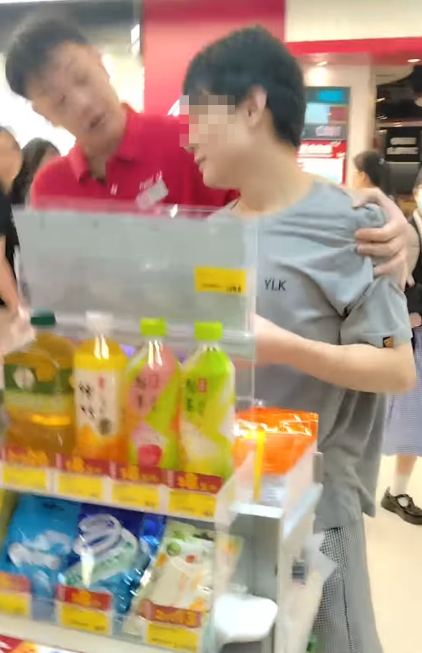 一名身穿印有「YLK」字樣灰色衫的男子,涉在華都商場OK便利店內盜竊,當場被便利店一男職員截獲。(Threads)