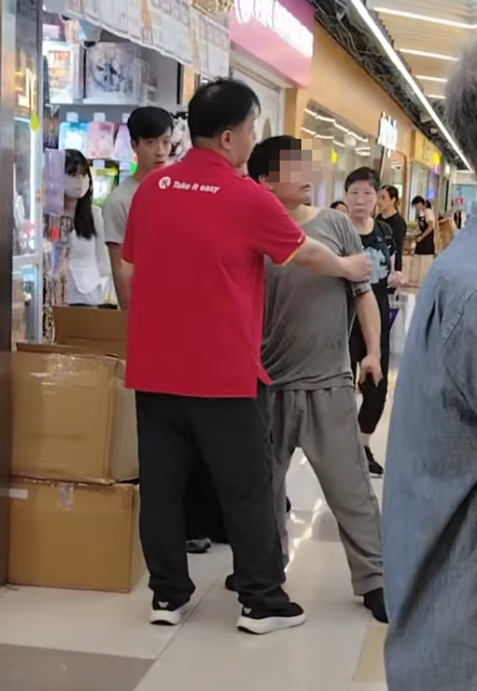 一名身穿印有「YLK」字樣灰色衫的男子,涉在華都商場OK便利店內盜竊,當場被便利店一男職員截獲。(Threads)