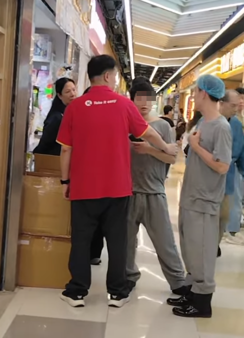 一名身穿印有「YLK」字樣灰色衫的男子,涉在華都商場OK便利店內盜竊,當場被便利店一男職員截獲。(Threads)