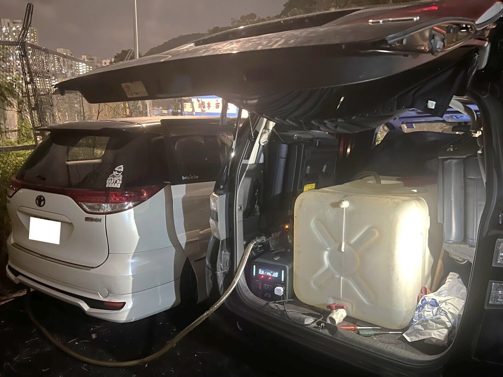 海關聯消防處深水埗搗非法加油站,檢7700元汽油拘兩男。