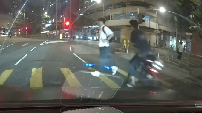 男途人「綠公仔」急步過馬路，險遭衝紅燈電動單車直撞。(車cam L（香港群組）)