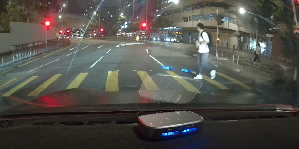 男途人見「綠公仔」正在閃動於是加快腳步,緩步跑過第二段行人過路處。(車cam L(香港群組))