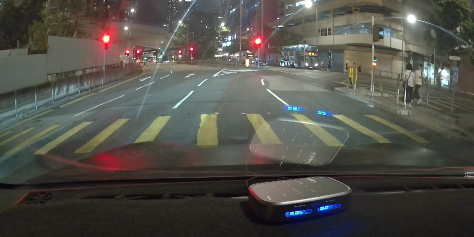 男途人正沿行人過路處過馬路。(車cam L(香港群組))
