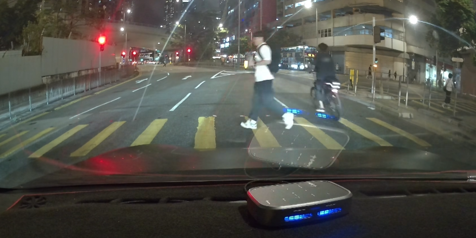 電動單車衝紅燈險些撞到該名男途人,期間一度扭動單車閃避。(車cam L(香港群組))