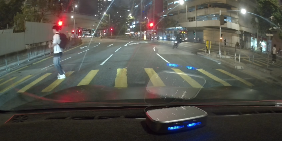 電動單車衝紅燈險些撞到該名男途人,期間一度扭動單車閃避。(車cam L(香港群組))