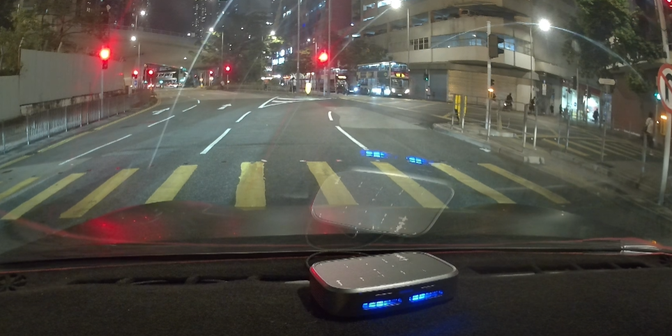 雙方擦身而過未有發生意外,電動單車亦繼續飛馳離去。(車cam L(香港群組))
