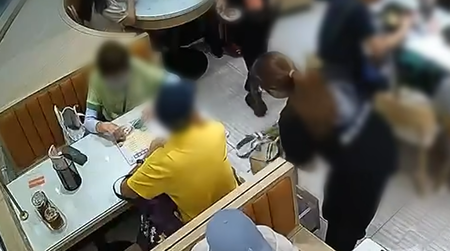 青衣長發商場一間茶餐廳任職的孫小姐報料,指早前上班期間將手袋暫存於未設鎖扣的卡位抽屜內,未料遭食客盯上,偷走銀包內5,500元現金。閉路電視完整記錄案發過程,警方經追查後拘捕一對77歲及83歲的男女食客。(《東張西望》)