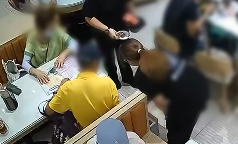 青衣長發商場一間茶餐廳任職的孫小姐報料,指早前上班期間將手袋暫存於未設鎖扣的卡位抽屜內,未料遭食客盯上,偷走銀包內5,500元現金。閉路電視完整記錄案發過程,警方經追查後拘捕一對77歲及83歲的男女食客。(《東張西望》)