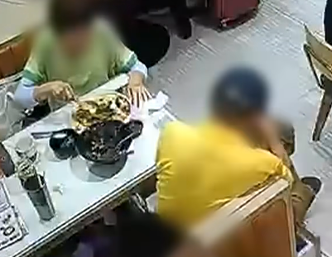 青衣長發商場一間茶餐廳任職的孫小姐報料,指早前上班期間將手袋暫存於未設鎖扣的卡位抽屜內,未料遭食客盯上,偷走銀包內5,500元現金。閉路電視完整記錄案發過程,警方經追查後拘捕一對77歲及83歲的男女食客。(《東張西望》)