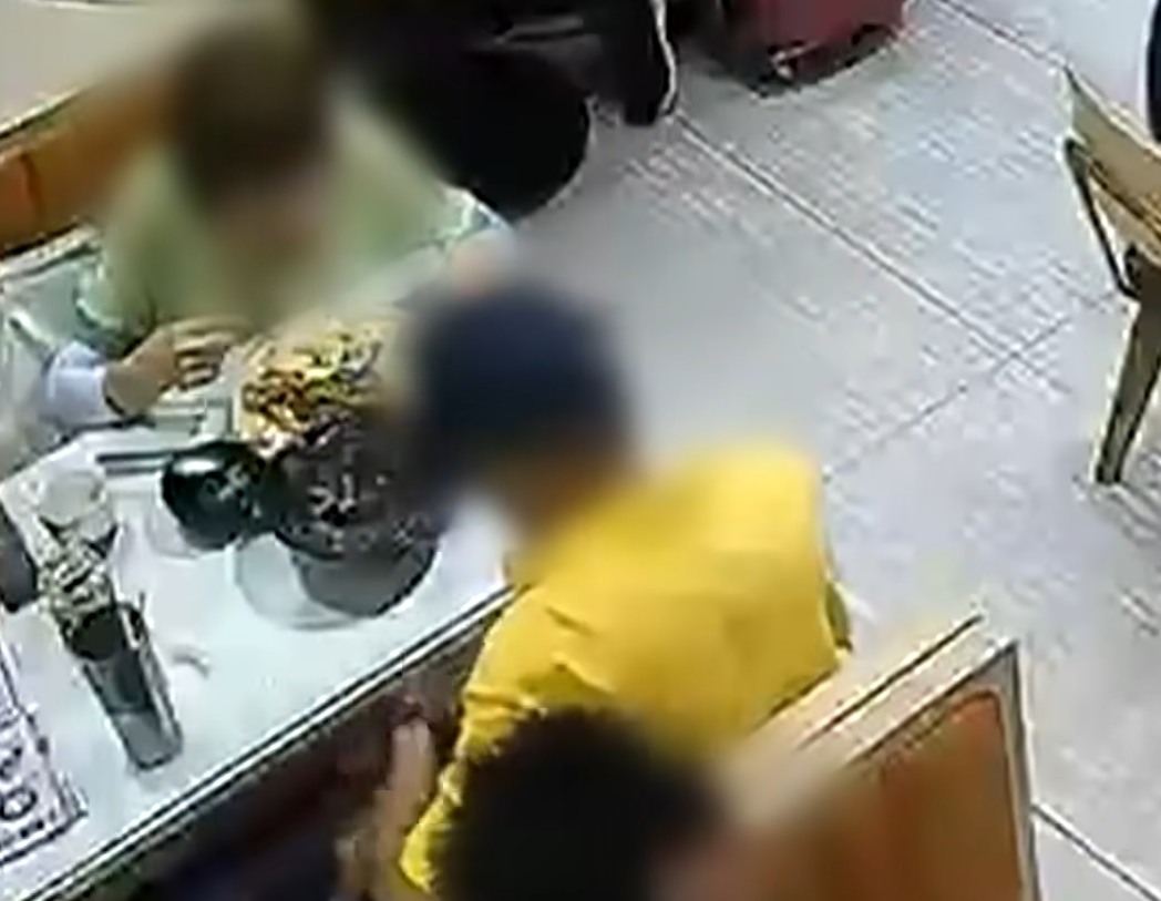 青衣長發商場一間茶餐廳任職的孫小姐報料,指早前上班期間將手袋暫存於未設鎖扣的卡位抽屜內,未料遭食客盯上,偷走銀包內5,500元現金。閉路電視完整記錄案發過程,警方經追查後拘捕一對77歲及83歲的男女食客。(《東張西望》)