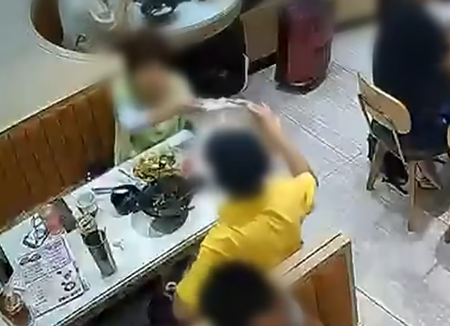 青衣長發商場一間茶餐廳任職的孫小姐報料,指早前上班期間將手袋暫存於未設鎖扣的卡位抽屜內,未料遭食客盯上,偷走銀包內5,500元現金。閉路電視完整記錄案發過程,警方經追查後拘捕一對77歲及83歲的男女食客。(《東張西望》)