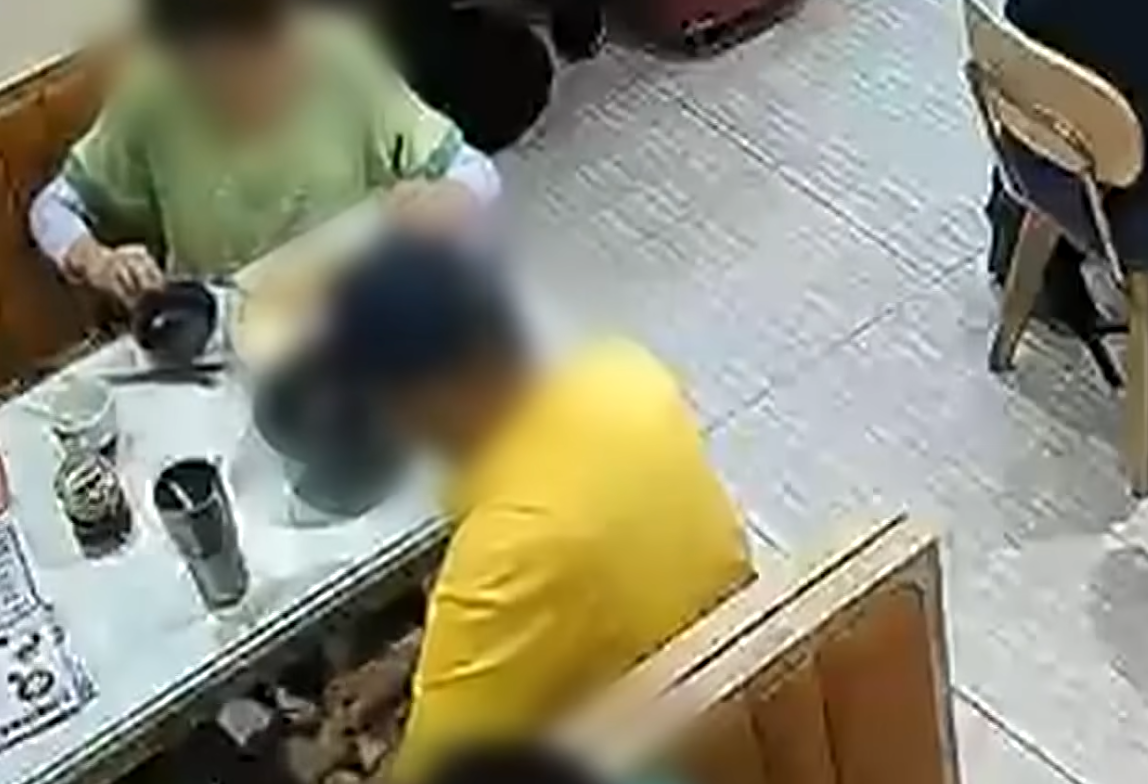 青衣長發商場一間茶餐廳任職的孫小姐報料,指早前上班期間將手袋暫存於未設鎖扣的卡位抽屜內,未料遭食客盯上,偷走銀包內5,500元現金。閉路電視完整記錄案發過程,警方經追查後拘捕一對77歲及83歲的男女食客。(《東張西望》)