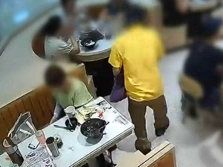 青衣長發商場一間茶餐廳任職的孫小姐報料,指早前上班期間將手袋暫存於未設鎖扣的卡位抽屜內,未料遭食客盯上,偷走銀包內5,500元現金。閉路電視完整記錄案發過程,警方經追查後拘捕一對77歲及83歲的男女食客。(《東張西望》)