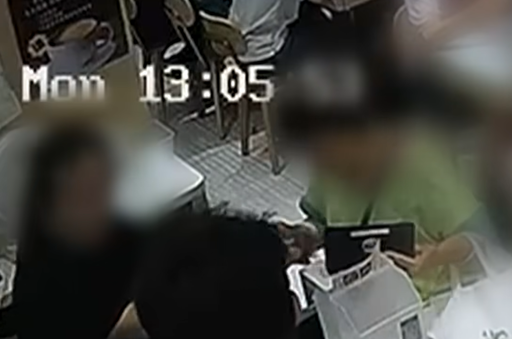 青衣長發商場一間茶餐廳任職的孫小姐報料,指早前上班期間將手袋暫存於未設鎖扣的卡位抽屜內,未料遭食客盯上,偷走銀包內5,500元現金。閉路電視完整記錄案發過程,警方經追查後拘捕一對77歲及83歲的男女食客。(《東張西望》)