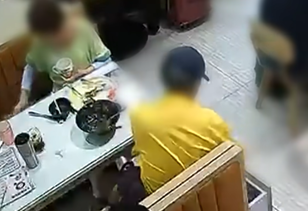 青衣長發商場一間茶餐廳任職的孫小姐報料,指早前上班期間將手袋暫存於未設鎖扣的卡位抽屜內,未料遭食客盯上,偷走銀包內5,500元現金。閉路電視完整記錄案發過程,警方經追查後拘捕一對77歲及83歲的男女食客。(《東張西望》)