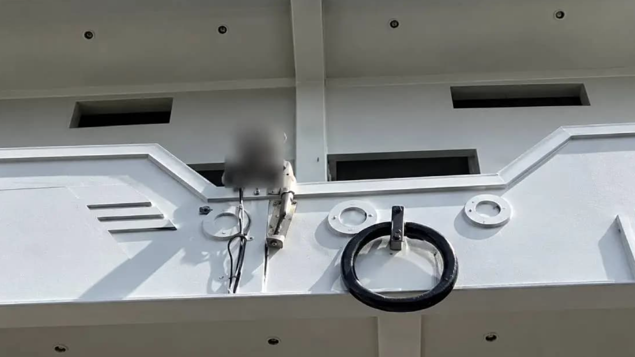 印度中央邦維迪沙地區一名65歲男子在租住房屋的三樓陽台吐口水，豈料唾液接觸到下方的1.1萬伏高壓電線，導致他瞬間遭強電流擊中，全身多處嚴重灼傷，送院搶救後不治身亡。(網上圖片)