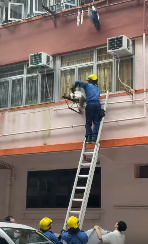 鰂魚涌貓咪被困外牆晾衫架,市民持布築防護網,消防爬梯解困。(Threads)