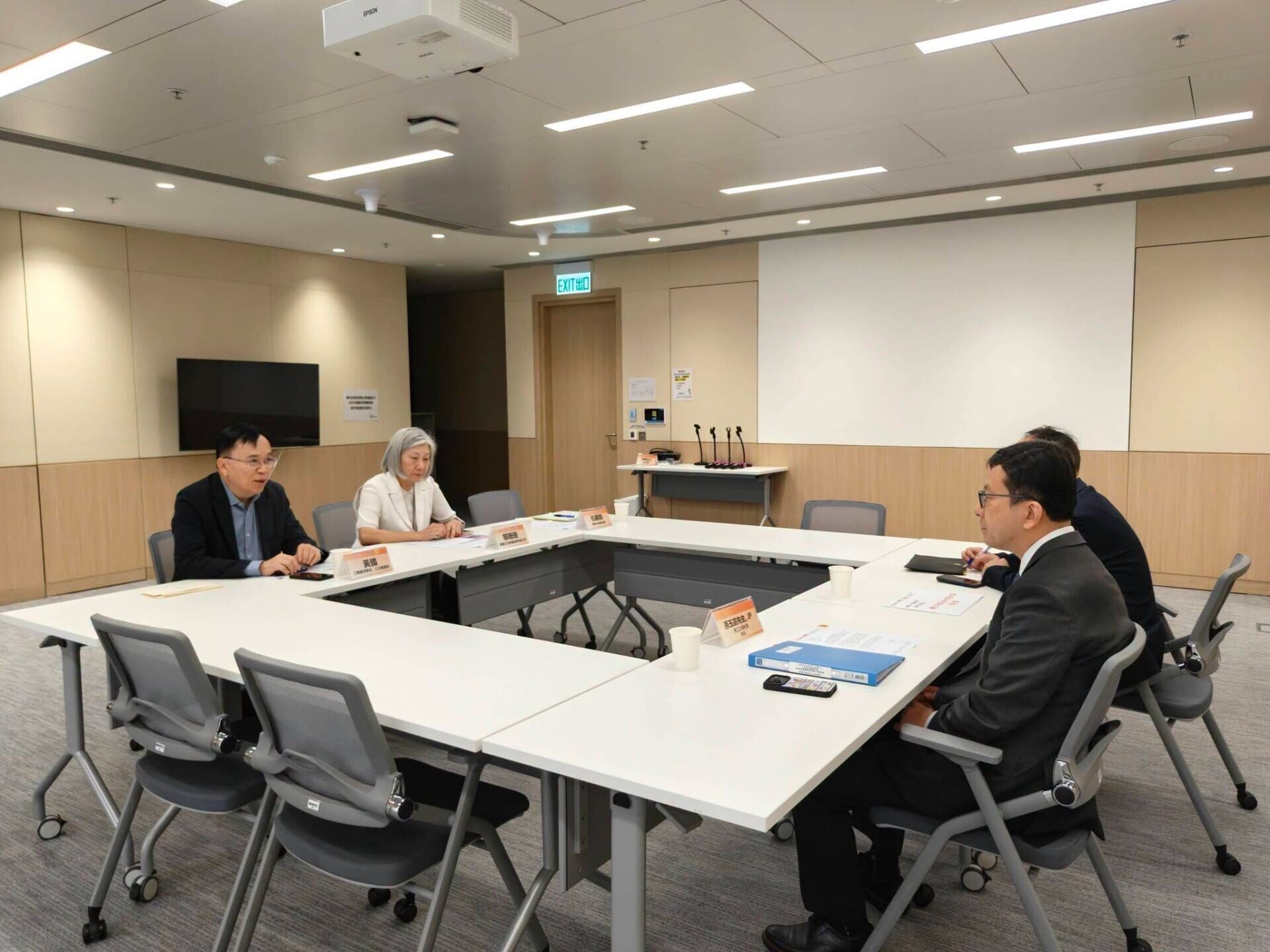 工聯會立法會議員黃國建議政府向百歲長者派發1,000元生日利是,以推廣敬老文化。