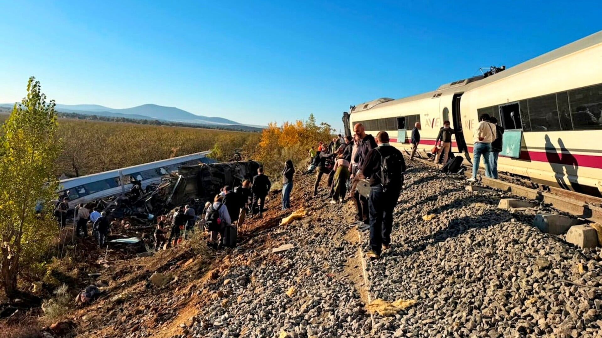 西班牙發生兩列高鐵相撞事故，兩節車廂在事故中出軌，連接首都馬德里與南部安達魯西亞地區的高速鐵路路線暫停營運。(X)