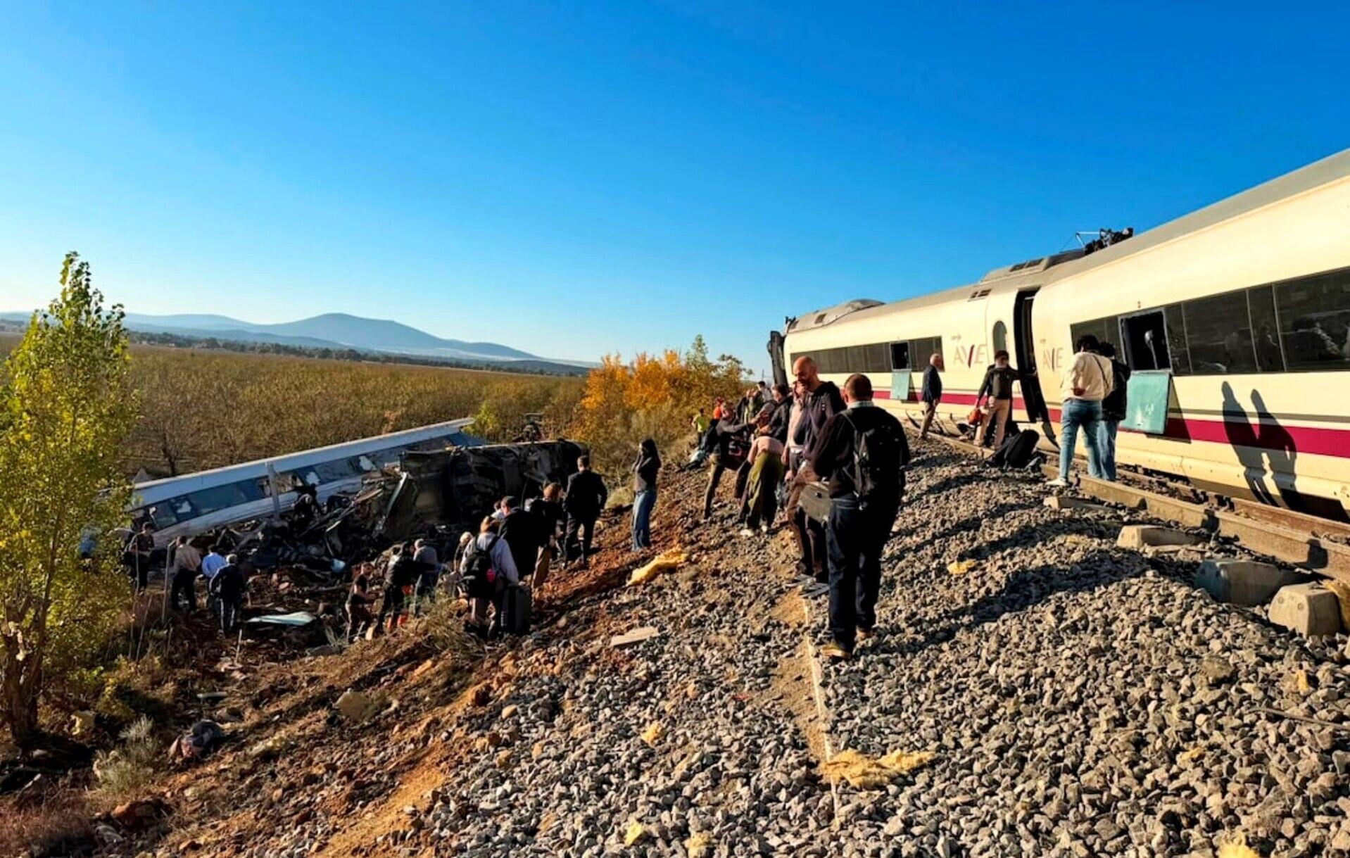 西班牙發生兩列高鐵相撞事故,兩節車廂在事故中出軌,連接首都馬德里與南部安達魯西亞地區的高速鐵路路線暫停營運。(X)