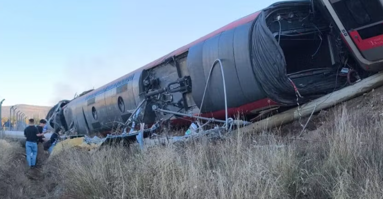 西班牙發生兩列高鐵相撞事故，兩節車廂在事故中出軌，連接首都馬德里與南部安達魯西亞地區的高速鐵路路線暫停營運。(網上圖片)