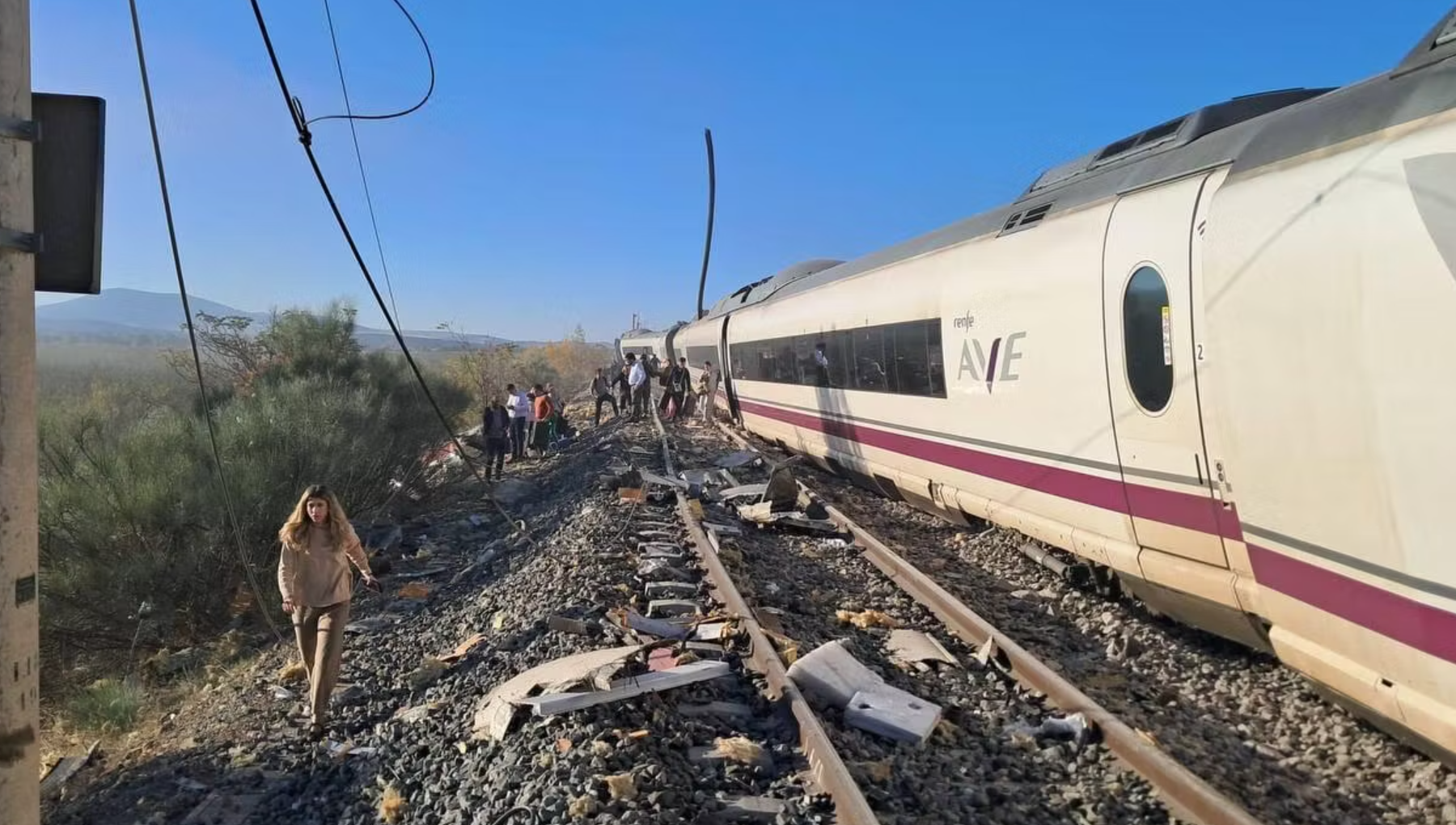 西班牙發生兩列高鐵相撞事故,兩節車廂在事故中出軌,連接首都馬德里與南部安達魯西亞地區的高速鐵路路線暫停營運。(網上圖片)