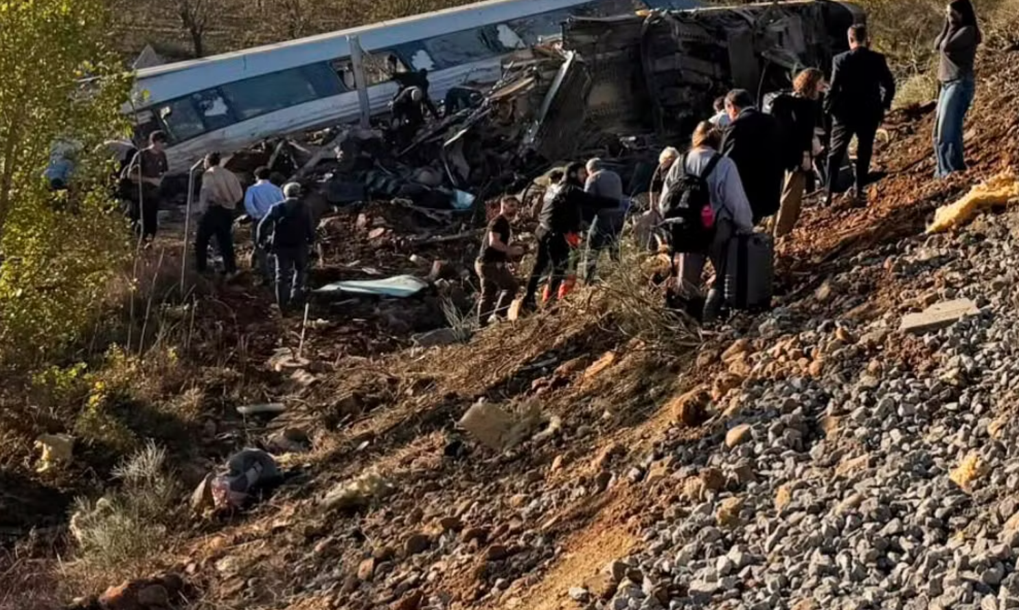 西班牙發生兩列高鐵相撞事故,兩節車廂在事故中出軌,連接首都馬德里與南部安達魯西亞地區的高速鐵路路線暫停營運。(網上圖片)