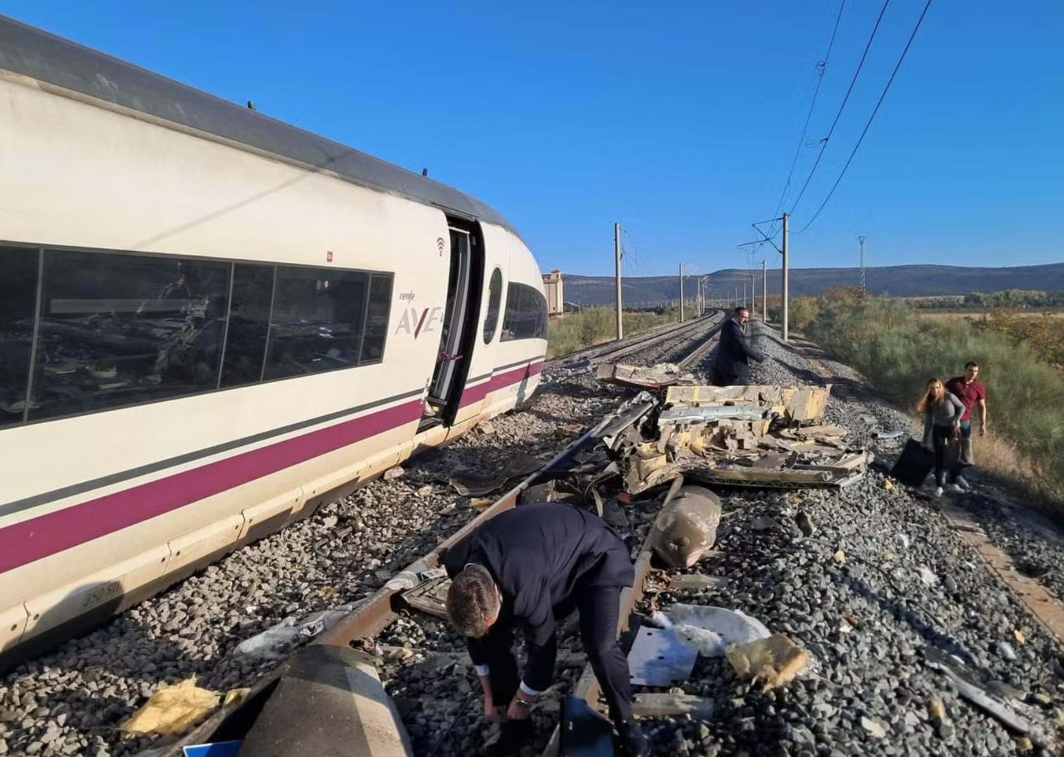 西班牙發生兩列高鐵相撞事故,兩節車廂在事故中出軌,連接首都馬德里與南部安達魯西亞地區的高速鐵路路線暫停營運。(網上圖片)