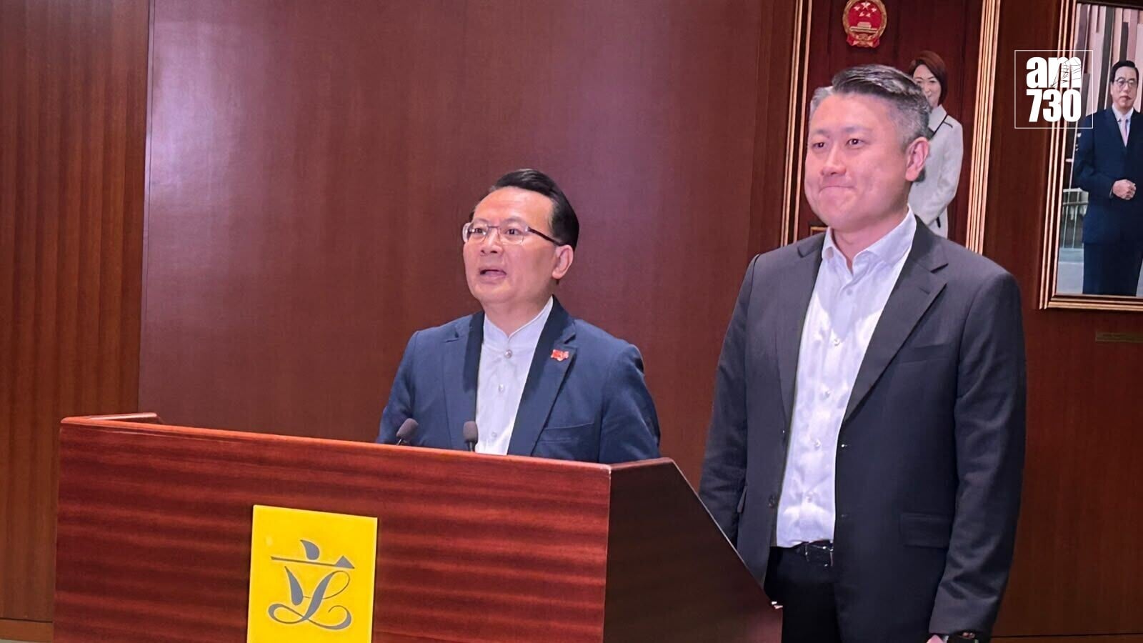 民建聯立法會議員陳勇及姚銘呼籲遊客在萬聖節留多一小時，享受「票尾經濟」（陳芷晴攝）