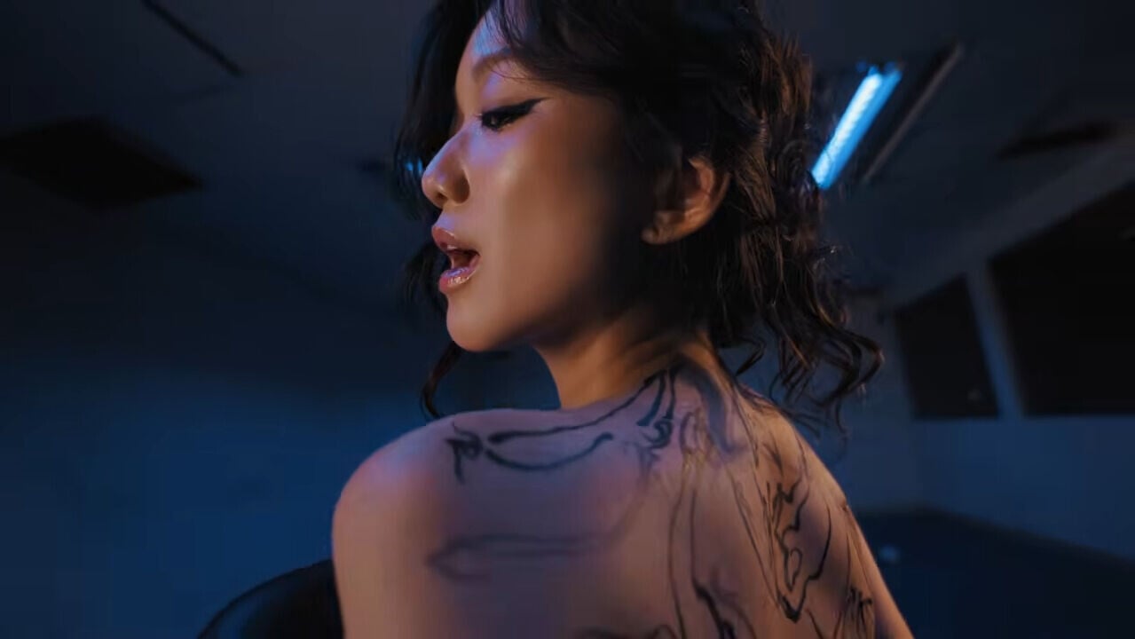VS YouTube CARINAFINGERSCROSSEDOfficialMV YouTube 2’19”