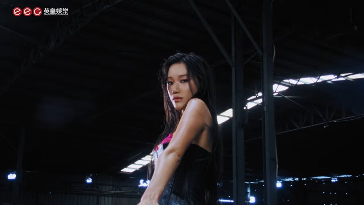 VS YouTube CARINAFINGERSCROSSEDOfficialMV YouTube 2’46”