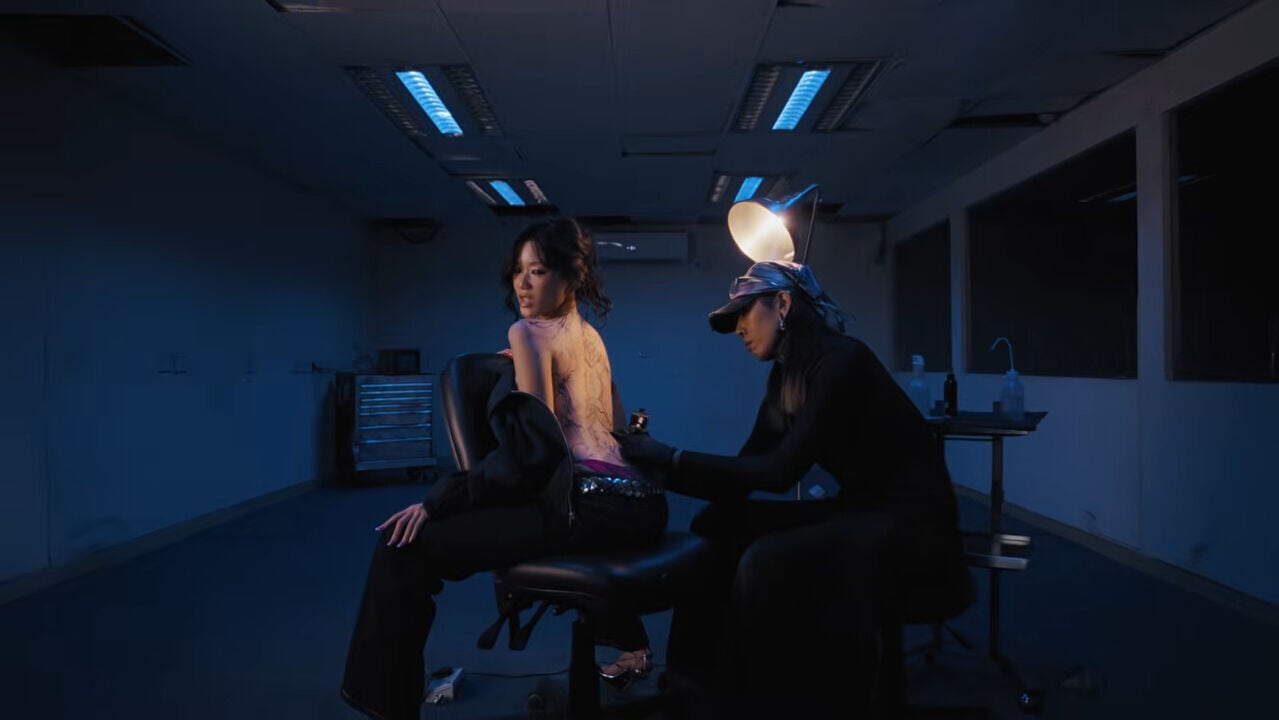 VS YouTube CARINAFINGERSCROSSEDOfficialMV YouTube 2’32”