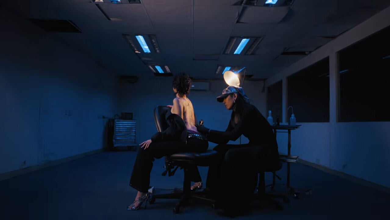VS YouTube CARINAFINGERSCROSSEDOfficialMV YouTube 2’15”