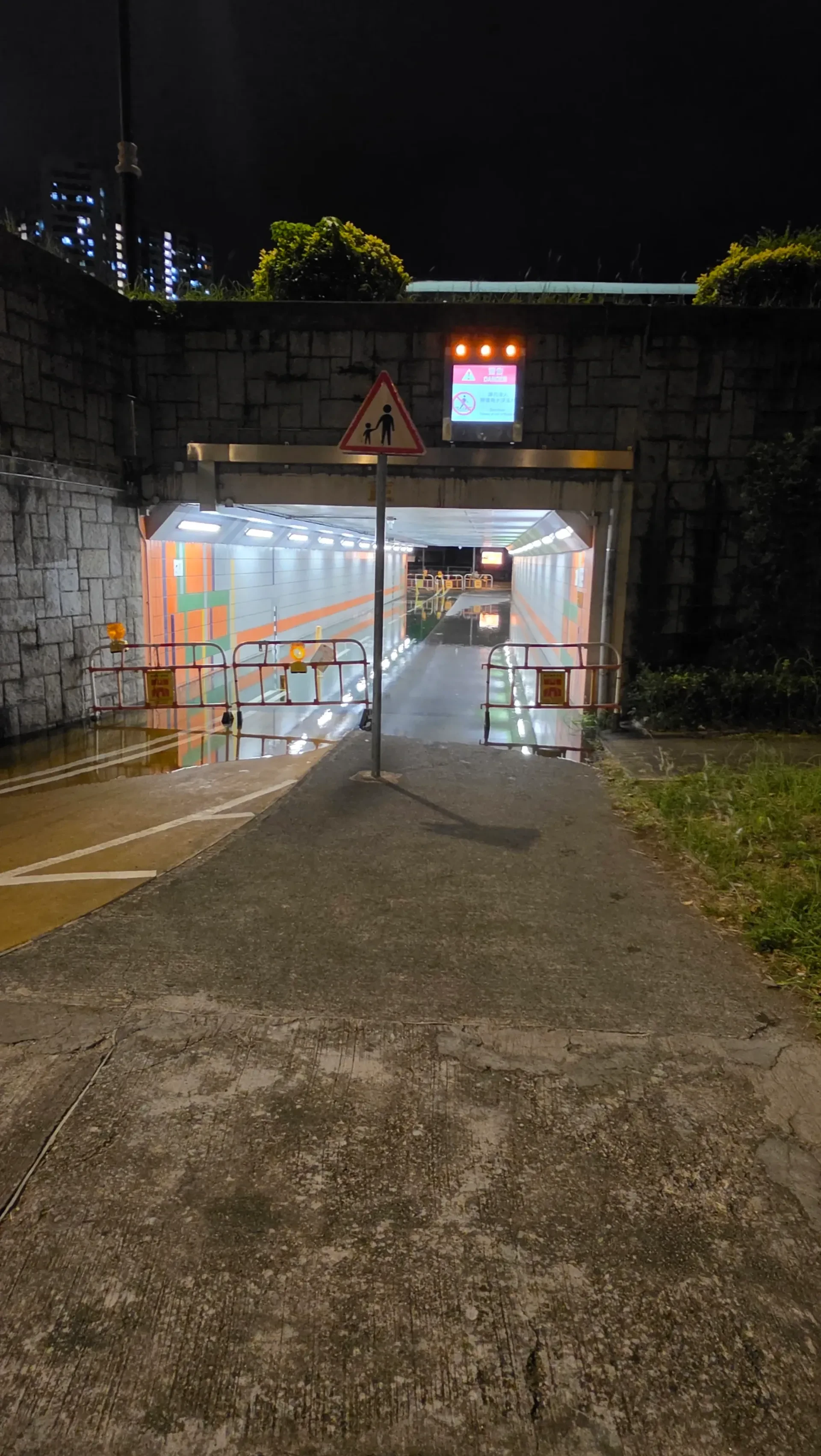 有網民分別行經大埔的行人隧道,隧道事前已被當局圍欄圍封,隧道出現水浸情況。(Threads)