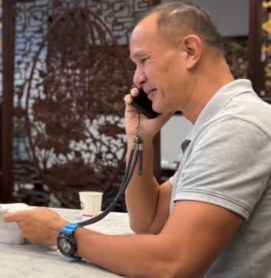鄧龍威的兄長在社交網站分享,弟弟與局長通電話