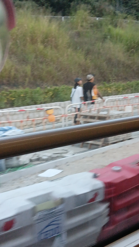一位馬來西亞籍男遊客經福田口岸首次赴香港旅遊,轉乘巴士期間因電子支付錢包無法運作。有熱心香港人遞上一張20元港幣解困,雖然他提議以其他方式償還車資,惟被對方婉拒,更稱「下次你幫返人哋就得啦」,讓他深受感動。(Threads)
