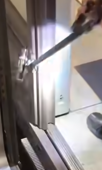 一名港鐵男職員趁列車短暫停站,用萬能夾伸入列車與月台之間的路軌罅隙,不足10秒便成功夾回乘客掉下的一隻蘋果AirPods耳機。(影片截圖)