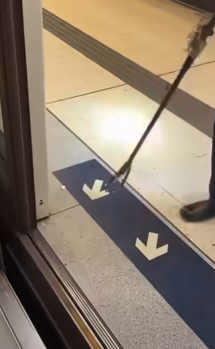 一名港鐵男職員趁列車短暫停站,用萬能夾伸入列車與月台之間的路軌罅隙,不足10秒便成功夾回乘客掉下的一隻蘋果AirPods耳機。(影片截圖)